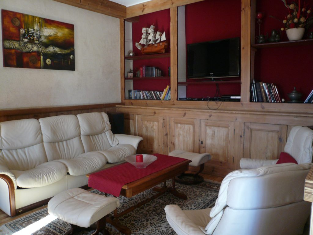 Petit salon avec cheminée et télévision